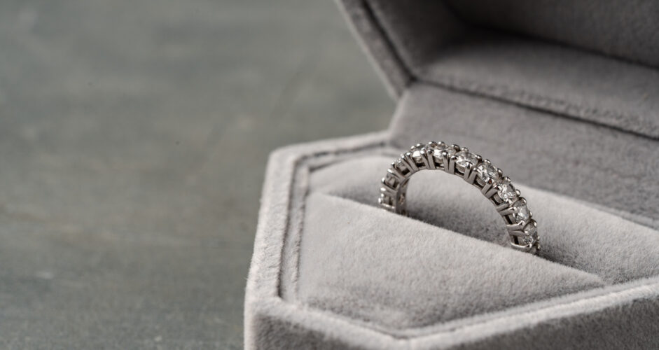 Anello Veretta: simbolo eterno d’amore e luce quotidiana
